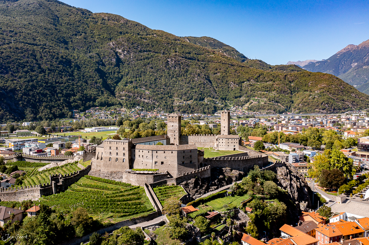 Mittelalterliche Burg mit Türmen in Bellinzona, herbstliche Lichtstimmung, Tessin Schweiz – Jan Geerk Fotograf Basel