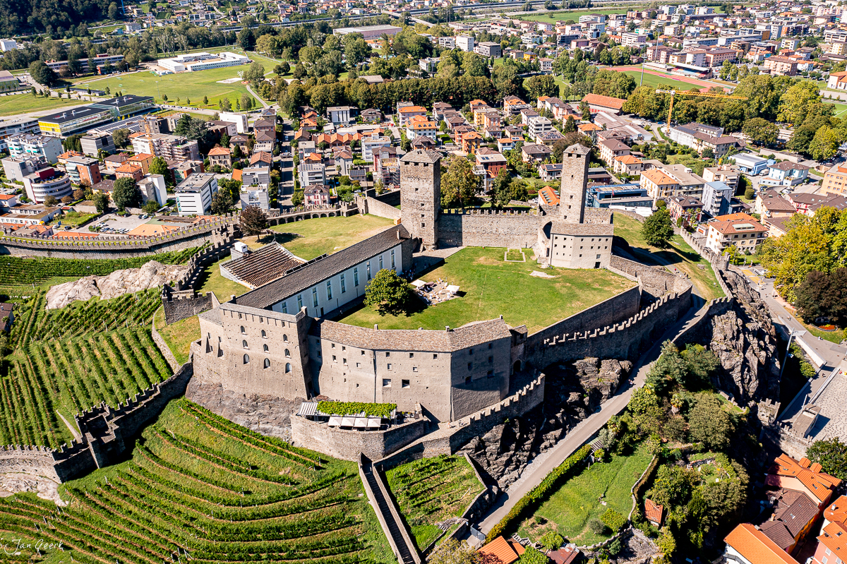 Mittelalterliche Burganlage Bellinzona mit Wehrtürmen, Weinbergen und Stadt im Herbstlicht, Tessin Schweiz – Jan Geerk Fotograf Basel