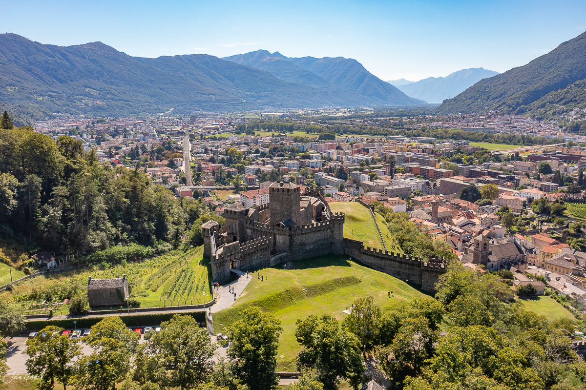 Mittelalterliche Burg Bellinzona Luftaufnahme Sommertag Tessin Schweiz Jan Geerk Fotograf Basel
