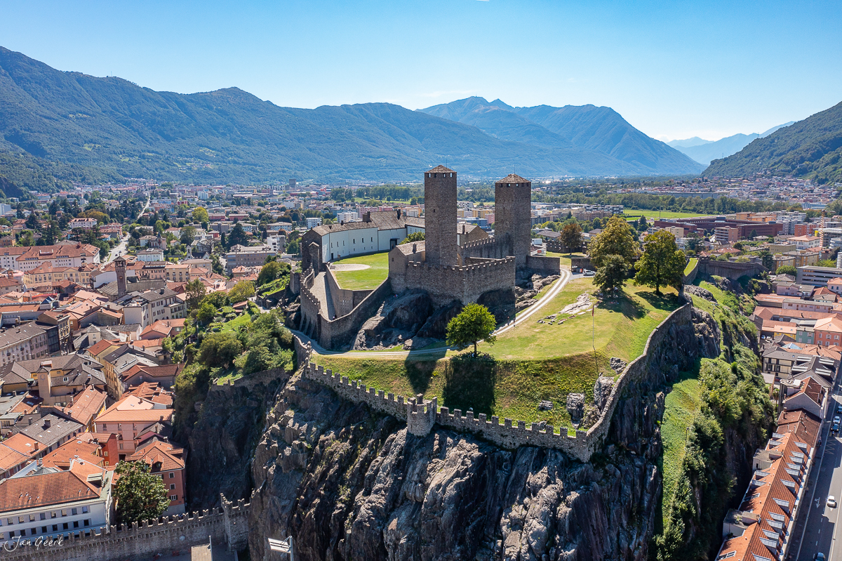 Burgenanlage auf Felsklippen in Bellinzona mit malerischer Altstadt und Tessiner Alpenpanorama im Sommer – Jan Geerk Fotograf Basel