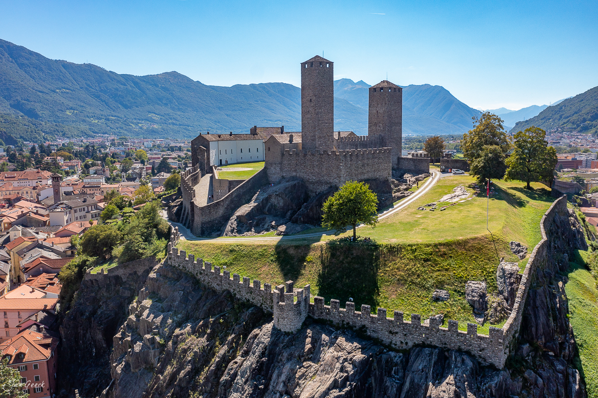 Mittelalterliche Burganlage mit zwei Wehrtürmen in Bellinzona, Tessiner Alpenlandschaft bei Sonnenschein, Schweiz – Jan Geerk Fotograf Basel
