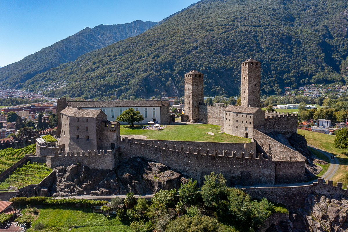Mittelalterliche Burgen mit Türmen in Bellinzona, grünes Tal und Berge, sonniger Sommertag, Tessin Schweiz – Jan Geerk Fotograf Basel