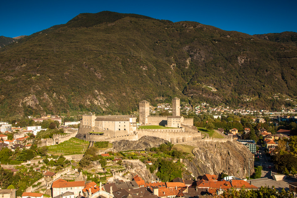 Schloss Bellinzona mit Burganlage Tessiner Alpen Sommer Schweiz Jan Geerk Fotograf Basel