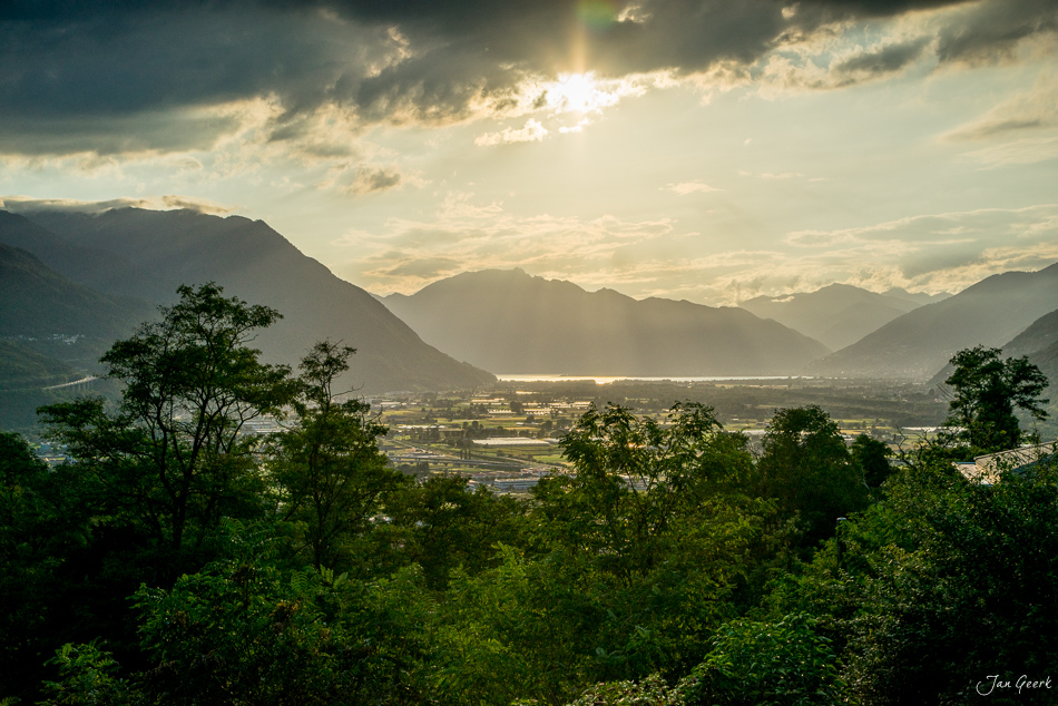 Bergtal Bellinzona mit Magadinoebene, Sommerwald und dramatischem Himmel, Tessin Schweiz – Jan Geerk Fotograf Basel