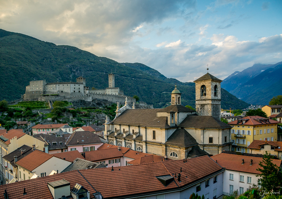 Bellinzona Altstadt mit Kirche und Castello Maggiore Festung, grüne Berge, Sommerlicht, Tessin Schweiz – Jan Geerk Fotograf Basel