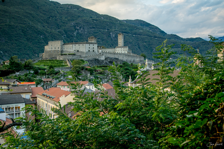 Bellinzona Burg mit Festungsmauern auf grünem Berg bei Sommerlicht, Tessin Schweiz – Jan Geerk Fotograf Basel