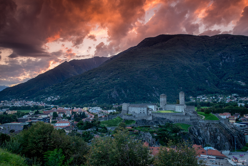Bellinzona Schloss Castelgrande bei dramatischem Sonnenuntergang Sommer Tessin Schweiz – Jan Geerk Fotograf Basel