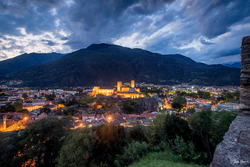 Bellinzona Castelbello Castelgrande beleuchtete Burg Altstadt Tessin Sommer Schweiz Jan Geerk Fotograf Basel