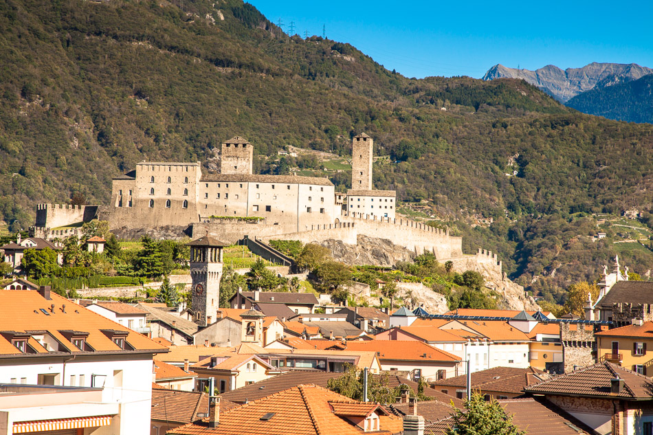 Schloss Bellinzona Altstadt Tessiner Alpensüdseite Sommeraussicht Schweiz Jan Geerk Fotograf Basel