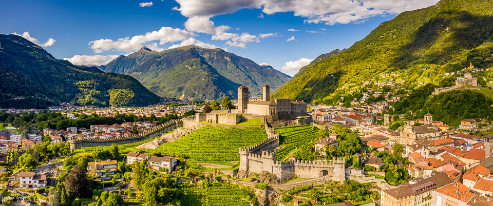 Luftaufnahme der mittelalterlichen Burgen von Bellinzona in Sommersonne, UNESCO Weltkulturerbe Tessin Schweiz – Jan Geerk Fotograf Basel