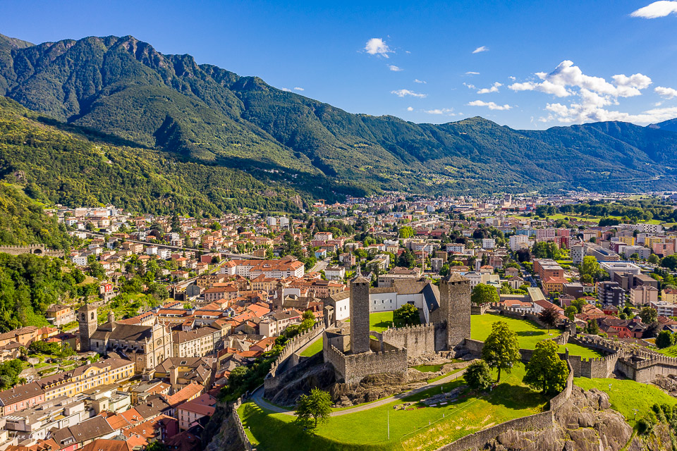 Luftaufnahme Bellinzona mit Castles und Bergen im Sommer, Tessin Schweiz – Jan Geerk Fotograf Basel