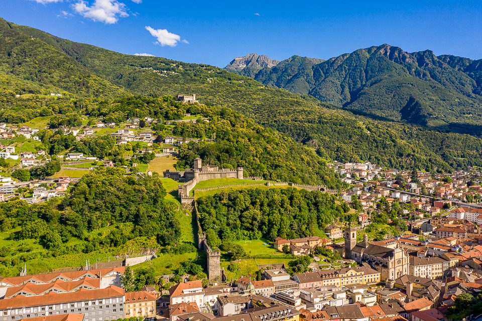 Luftaufnahme Bellinzona mit Burgen und Tessiner Alpen im Sommer, Schweiz – Jan Geerk Fotograf Basel