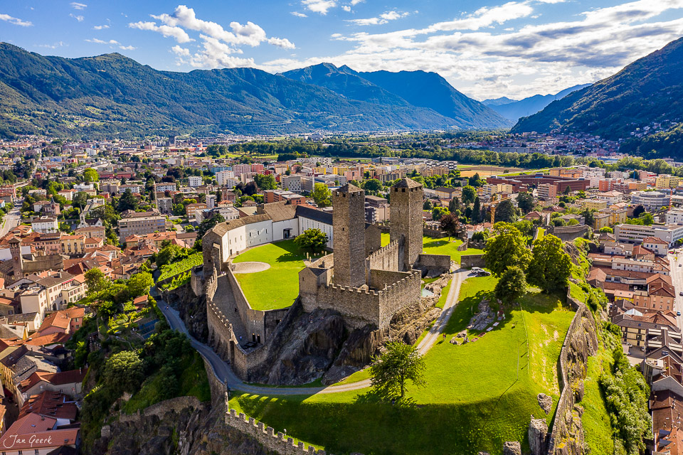 Luftaufnahme Castelgrande mittelalterliche Burg Sommerlichtstimmung Tessin Schweiz Jan Geerk Fotograf Basel
