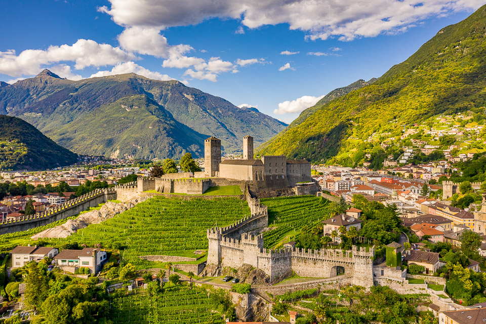 Burganlage Bellinzona mit Castelgrande und Montebello in Sommerluft, Tessin Schweiz – Jan Geerk Fotograf Basel
