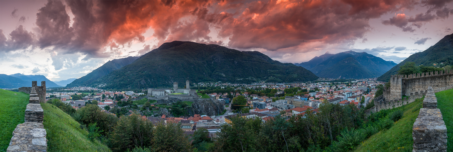Panorama Bellinzona mit Burgen und Alpenpanorama bei dramatischem Sonnenuntergang Tessin Schweiz – Jan Geerk Fotograf Basel