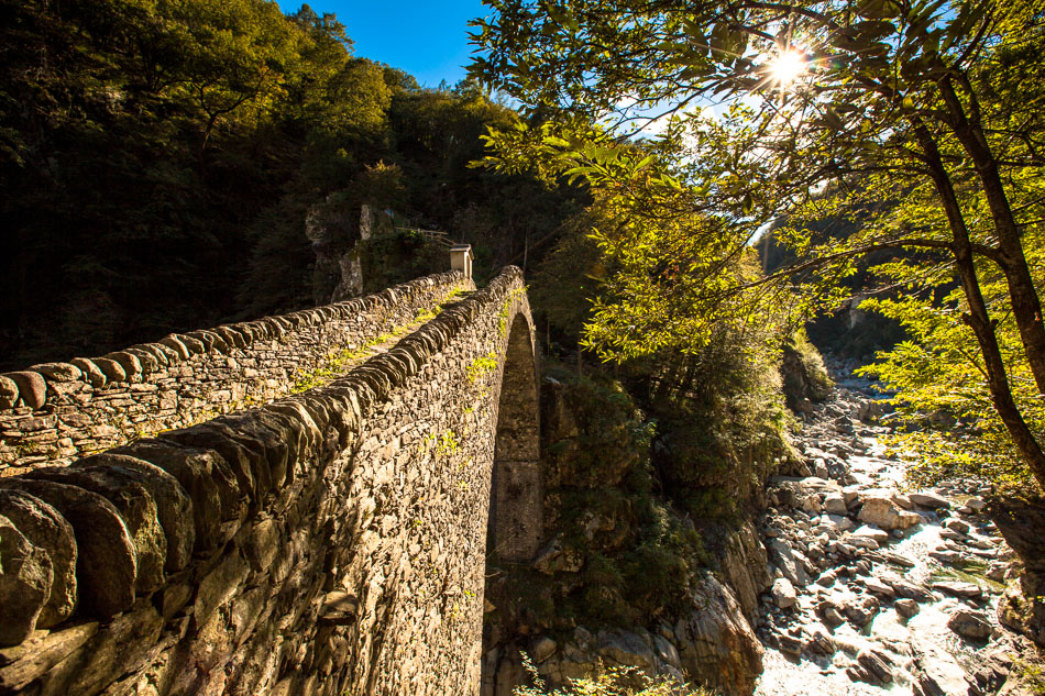 Historische Steinbrücke über Gebirgsbach Centovalli Tessin Sommersonne Schweiz Jan Geerk