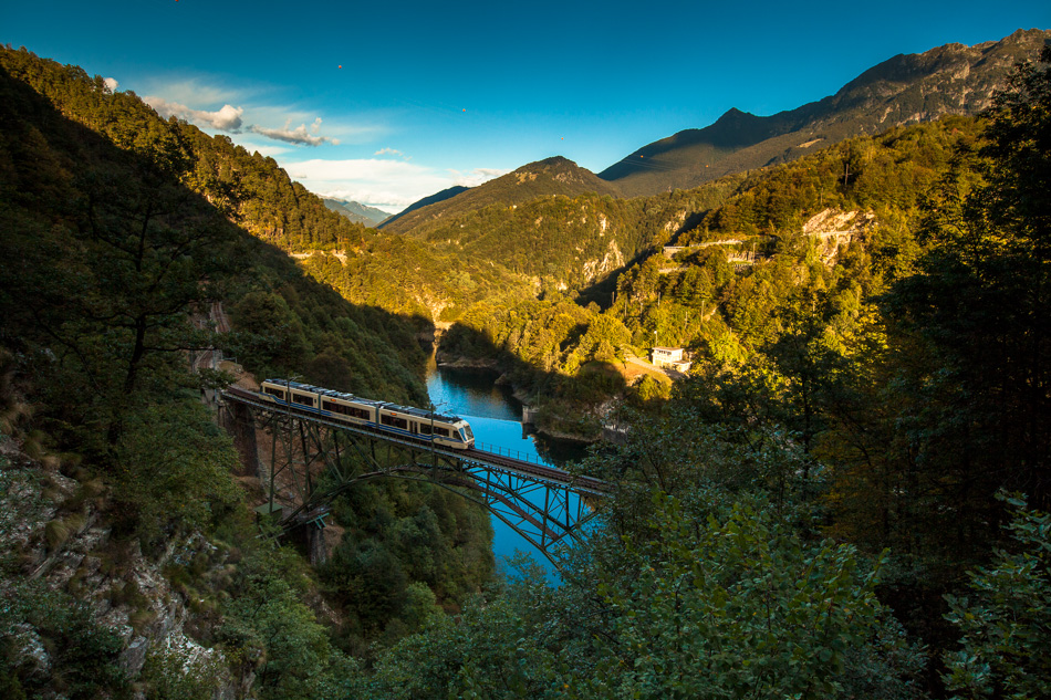 Regionalzug Centovalli Viadukt Maggiore Tal Sommerlicht Tessin Schweiz Jan Geerk Fotograf Basel