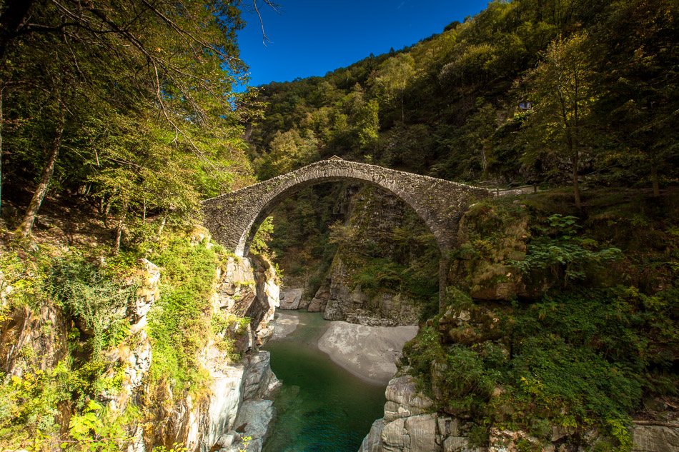 Steinbogenbrücke über Fluss Tessin Centovalli Sommer Südschweiz Schweiz Jan Geerk