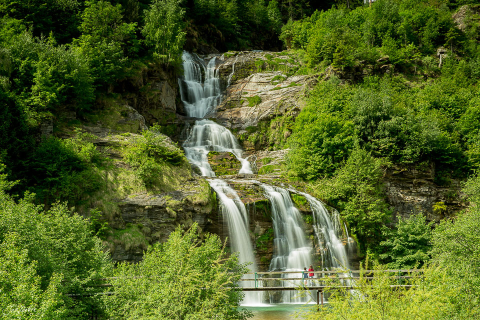 Mehrstufiger Wasserfall in Faido umgeben von dichtem grünem Wald, Sommerlicht, Tessin Schweiz – Jan Geerk Fotograf Basel