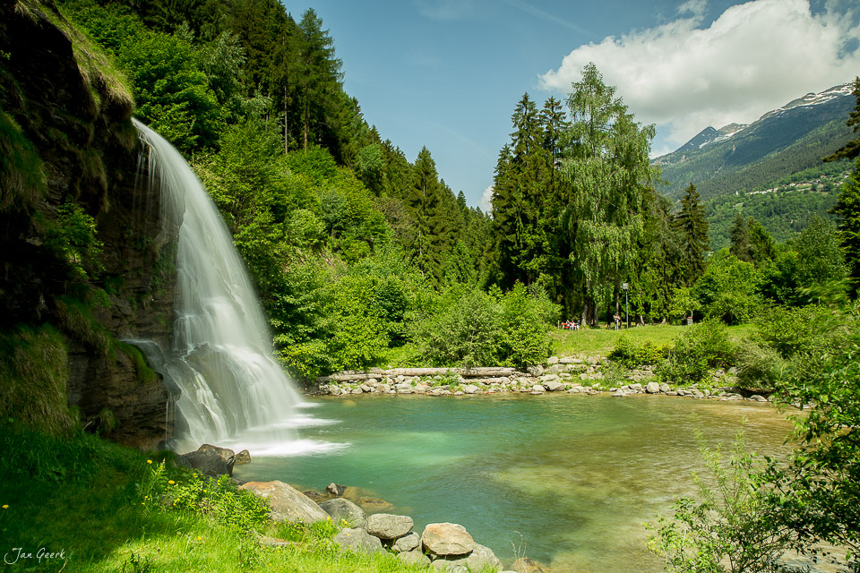 Wasserfall in Faido mit türkisem Bergsee und grünem Wald im Sommer in den Alpen Tessin Schweiz – Jan Geerk Fotograf Basel