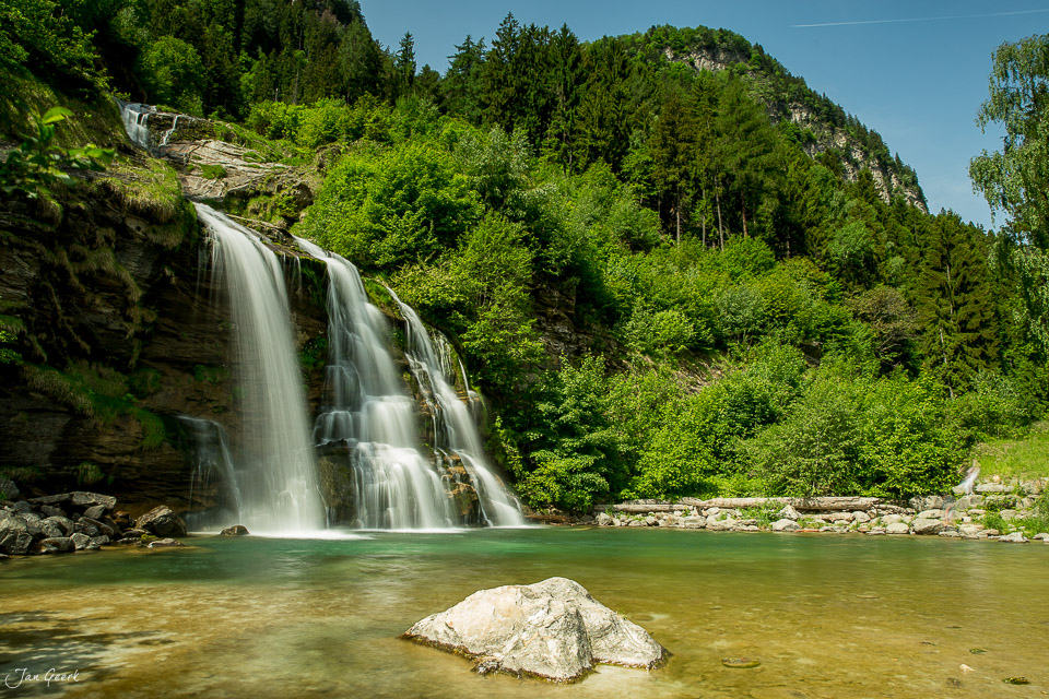Wasserfall in Faido mit türkisem Bergsee, Sommer, Tessin Alpen, Schweiz – Jan Geerk Fotograf Basel