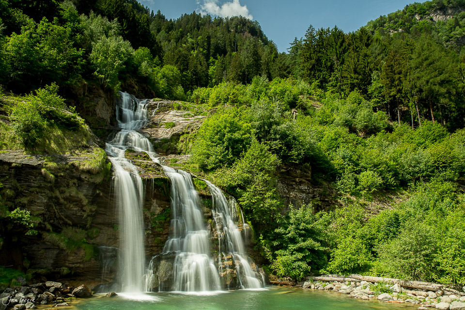 Wasserfall in Faido umgeben von grünem Wald in sommerlicher Lichtstimmung Tessin Schweiz Jan Geerk Fotograf Basel