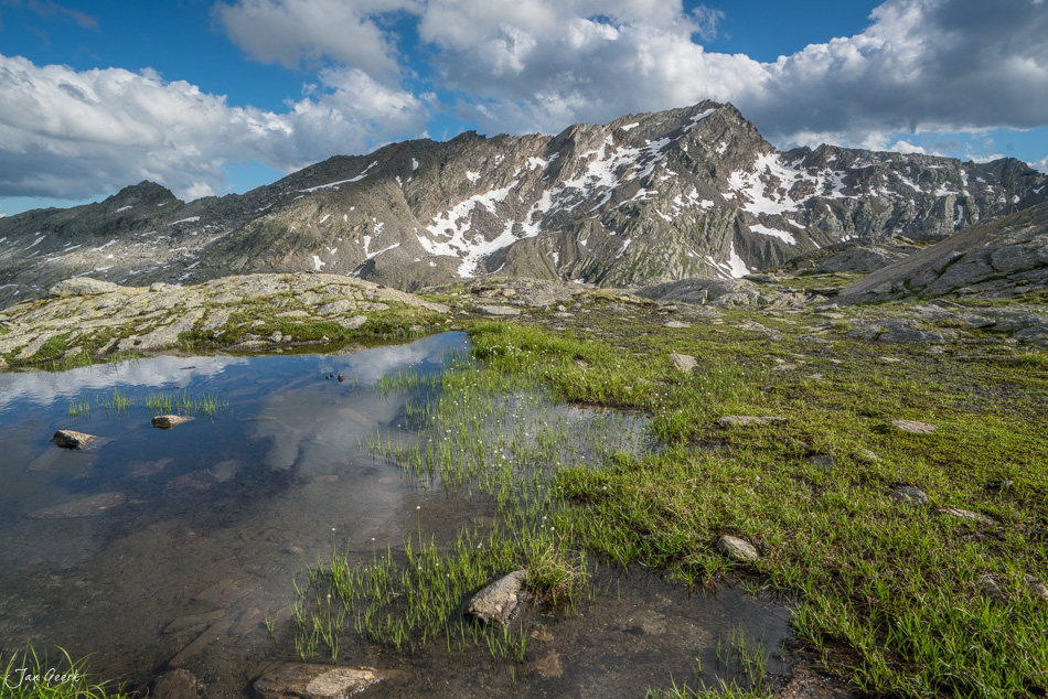 Alpiner See mit Berglandschaft am Lajozz, Sommerstimmung, Tessin Schweiz – Jan Geerk Fotograf Basel
