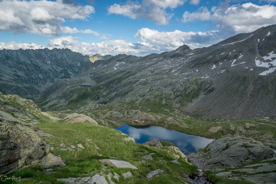 Alpensee Lajozz mit Bergpanorama, grüne Hochebene, Sommerlich klare Lichtstimmung, Tessin Schweiz – Jan Geerk Fotograf Basel