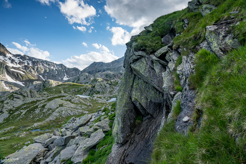 Felsenformation und Alpwiese bei Lajozz im Tessin, Schweiz – Jan Geerk Fotograf Basel
