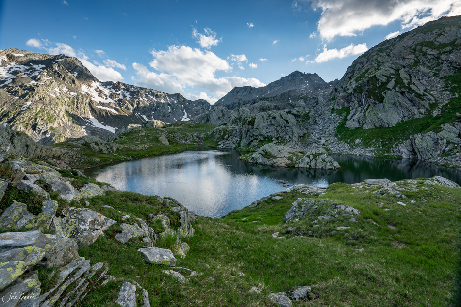 Alpensee Lajozz mit Bergpanorama, Hochgebirgslandschaft im Tessin, Schweiz – Jan Geerk Fotograf Basel