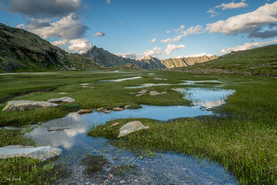 Berglandschaft mit Seen und Alpwiesen bei Lajozz, Sommerstimmung, Tessin Schweiz – Jan Geerk Fotograf Basel