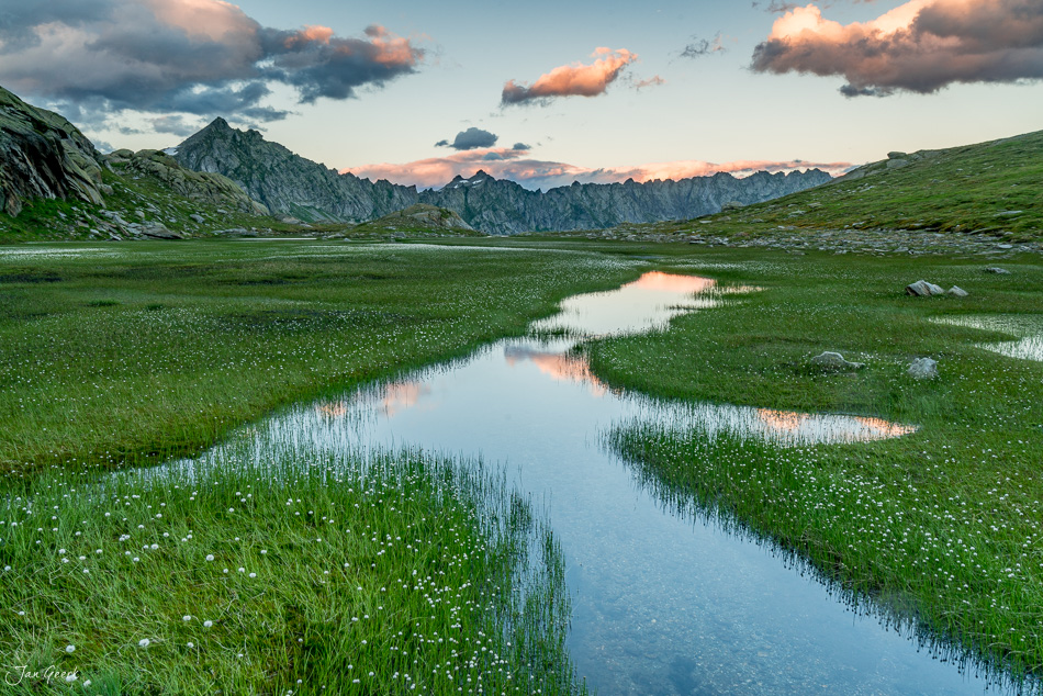 Bergbäche und Alpwiesen mit Gebirgskulisse bei Lajozz, Tessin, Hochsommer-Abendlicht – Schweiz, Jan Geerk Fotograf Basel