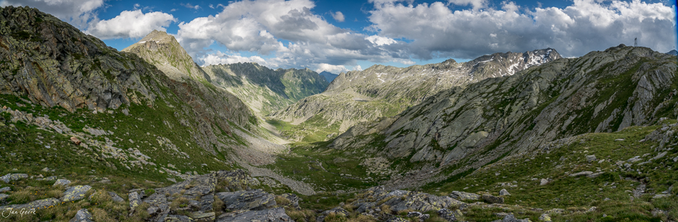 Alpines Tal mit Bergkette und Hochebene Lajozz, sommerliche Berglandschaft Tessin Schweiz – Jan Geerk Fotograf Basel