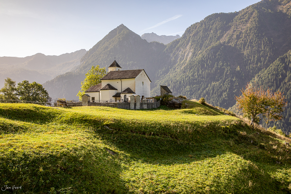 Kapelle Strada Alta Leventina golden angestrahlt Herbst Tessin Schweiz – Jan Geerk Fotograf Basel