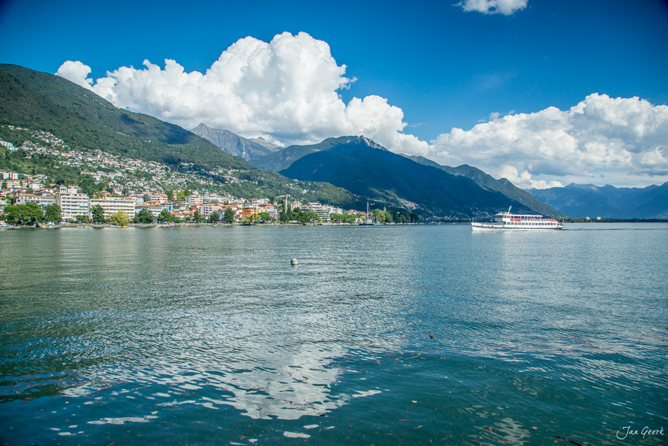 Seeufer mit Siedlung und Bergen am Lago Maggiore bei Locarno, Sommermorgen Tessin Schweiz – Jan Geerk Fotograf Basel