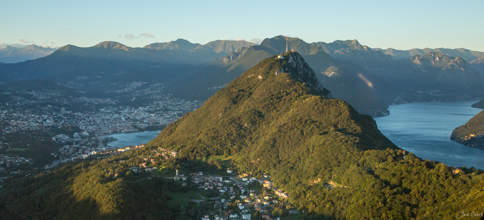 Lugano mit Hausberg und Seen in goldener Herbststimmung, Tessin Schweiz – Jan Geerk Fotograf Basel