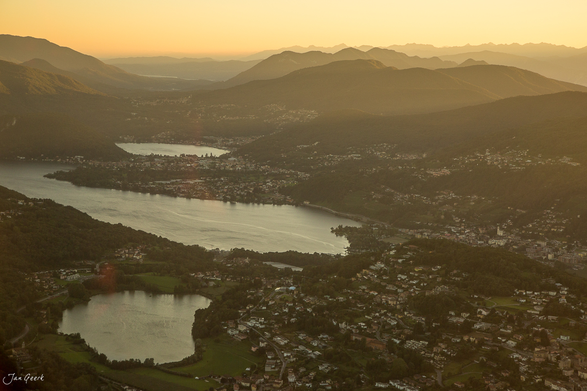 Luftaufnahme von Lugano mit zwei Seen, herbstliche Goldstimmung, Tessin Schweiz – Jan Geerk Fotograf Basel