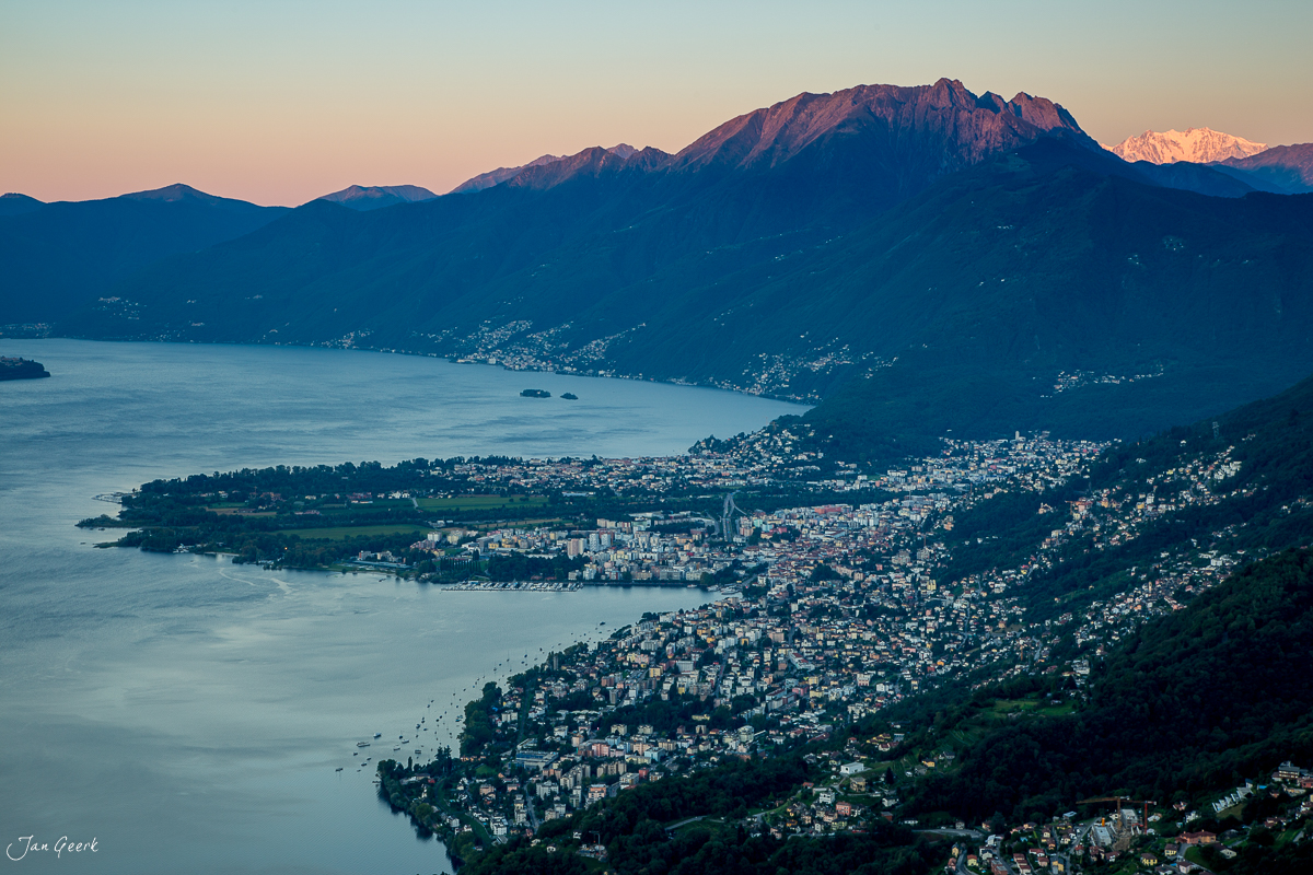 Luftaufnahme von Lugano mit See, Bergen und Alpenpanorama bei Sonnenaufgang, Tessin Schweiz – Jan Geerk Fotograf Basel