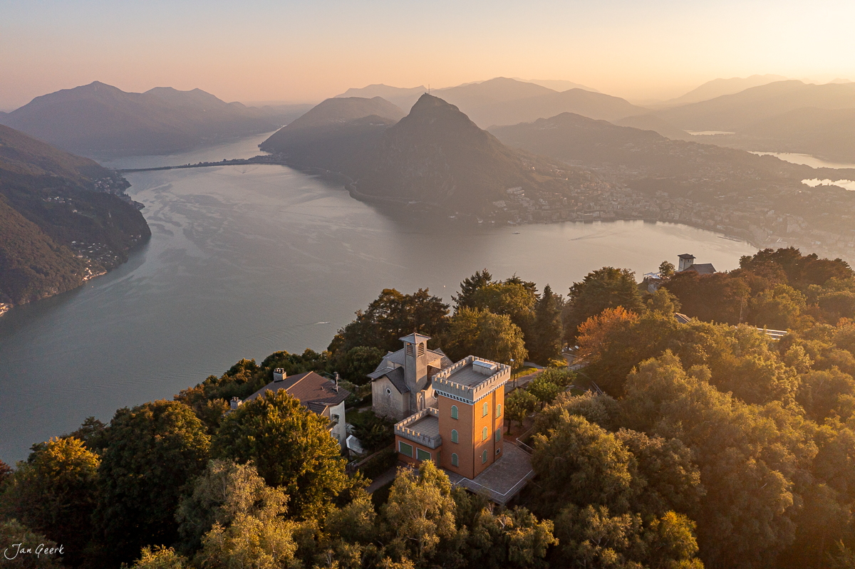 Castello mit Herbstwald und Lugano-See in Morgenlicht, Tessin Schweiz – Jan Geerk Fotograf Basel