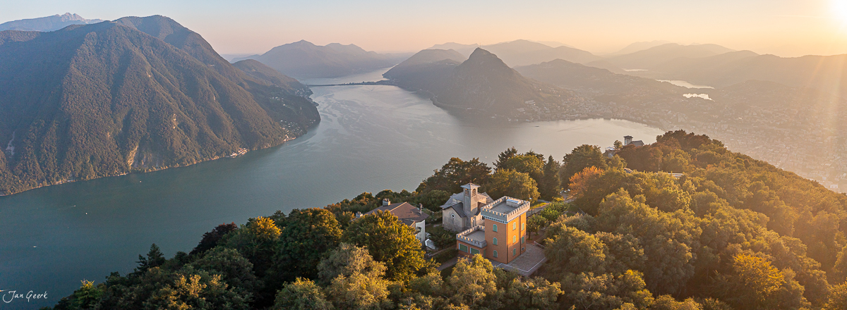Luftaufnahme Lugano mit Monte Salvatore und See bei Kantlicht, Herbst Tessin Schweiz – Jan Geerk Fotograf Basel