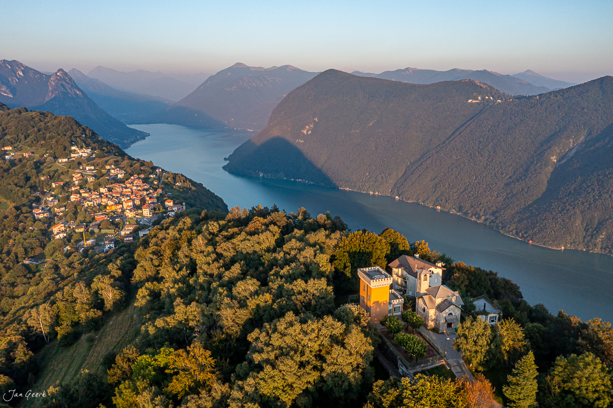 Luftaufnahme Lugano mit Schloss und See, Herbstlicht in der Schweiz – Jan Geerk Fotograf Basel
