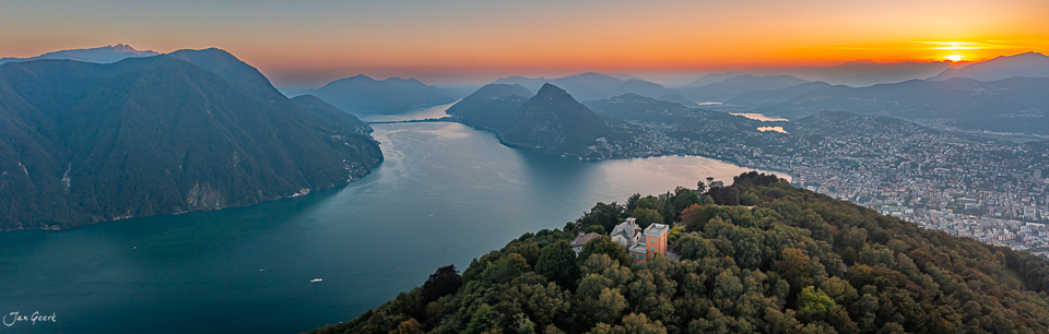 Luftaufnahme Lugano mit See, Bergen und Sonnenuntergang, Tessin Schweiz – Jan Geerk Fotograf Basel