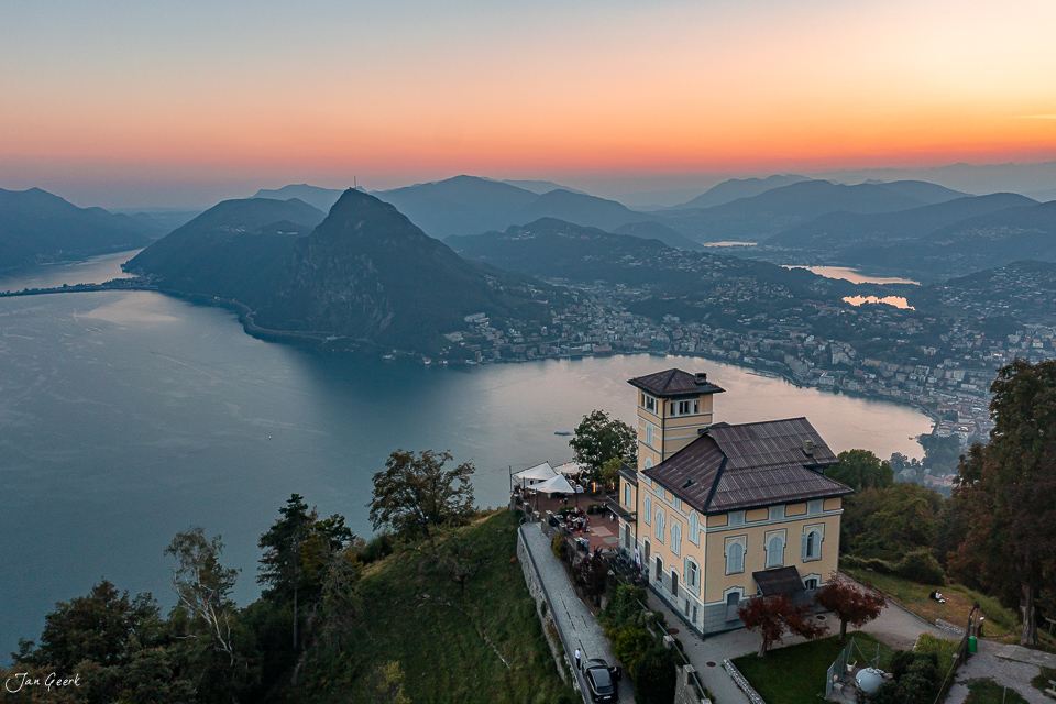 Luftaufnahme Lugano mit Monte San Salvatore bei Sonnenaufgang, Tessin Schweiz – Jan Geerk Fotograf Basel