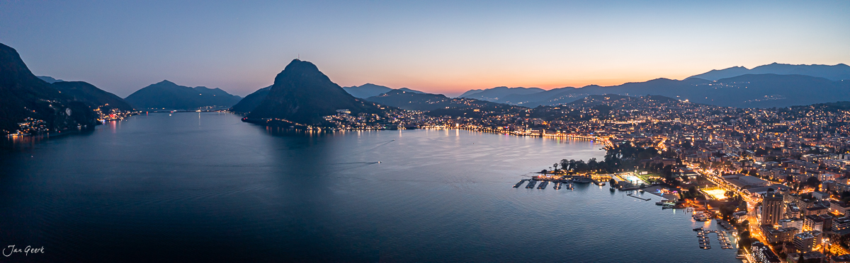 Panorama Luftaufnahme Lugano bei Sonnenuntergang mit beleuchteter Stadt und Bergen Schweiz – Jan Geerk Fotograf Basel
