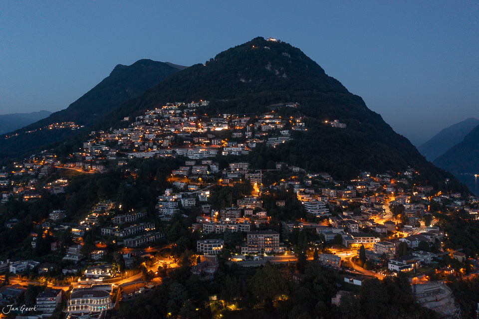 Lugano Nachtaufnahme von oben mit beleuchteter Stadt am Berg Tessin Schweiz Jan Geerk Fotograf Basel