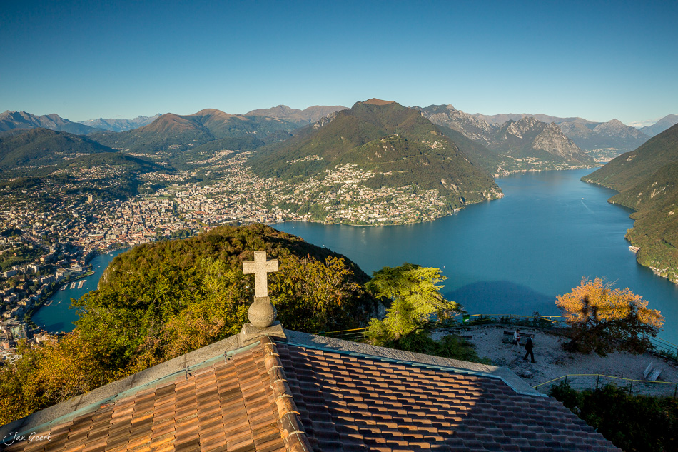 Kapelle mit Kreuz über Lugano und See, Herbststimmung, Tessin Schweiz – Jan Geerk Fotograf Basel