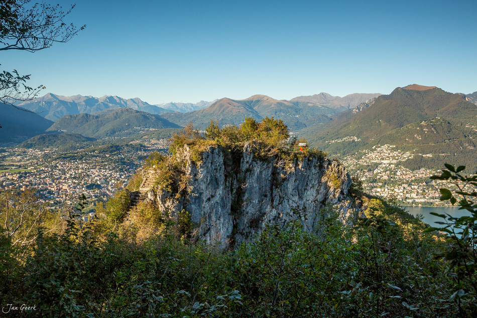 Felsformation über Lugano mit Herbstlicht, Bergsee und Berglandschaft Tessin Schweiz – Jan Geerk Fotograf Basel