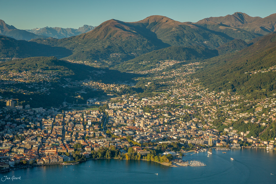 Luftaufnahme der Stadt Lugano mit See, Alpenpanorama und Herbstlicht – Schweiz Jan Geerk Fotograf Basel