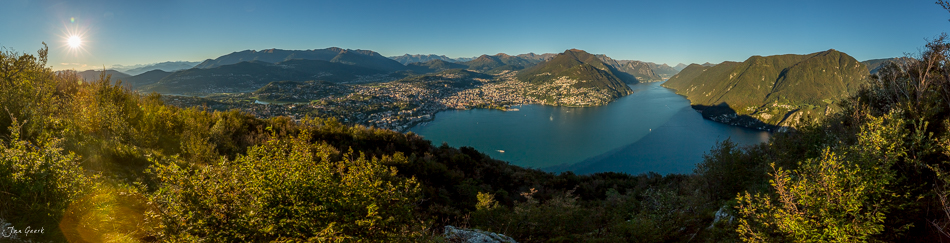 Panoramablick auf den Lugano See mit Alpenkette bei Sonnenschein, Herbststimmung Tessin Schweiz – Jan Geerk Fotograf Basel