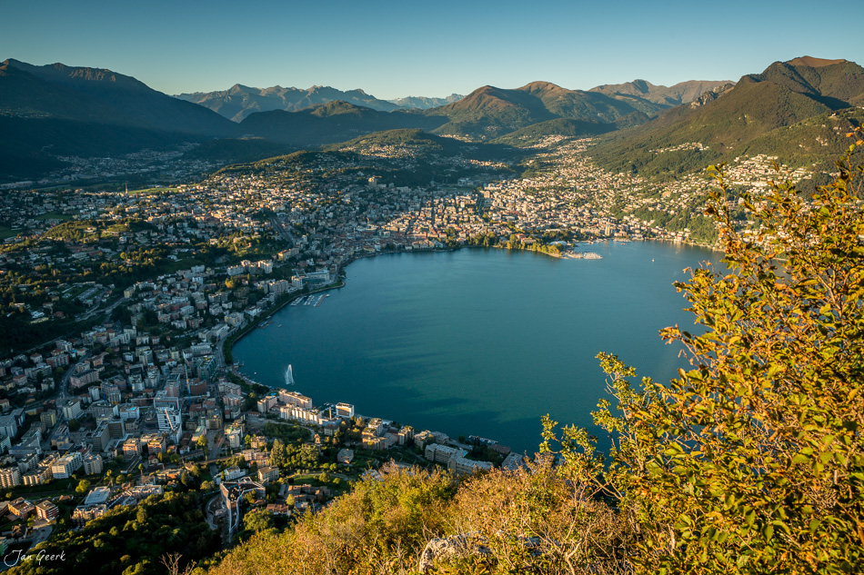 Lugano Luftaufnahme mit See und Bergen in Herbststimmung Tessin Schweiz Jan Geerk Fotograf Basel